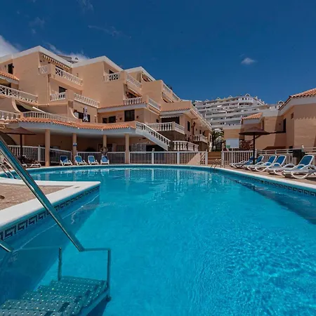 Paradise Court アパート *